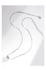 Detail van S925 zilveren ketting met ronde parel en glanzende zirkonia hanger