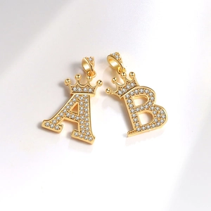 Collane con pendente corona alfabeto A e B dorato con pietre di zircone bianco