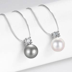 S925 sterling zilveren parelketting met zirkonia hanger aan een zilveren slangketting