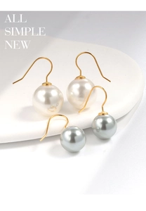 Dettaglio degli orecchini con perle in argento s925 bianche e grigie su supporti eleganti