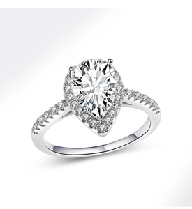 Makro-Detail des Tropfenschliff-Rings mit Halo-Fassung und diamantbesetztem Band