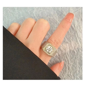 Gros plan d'une bague de luxe pour homme avec une grande pierre centrale et pavage de zircons