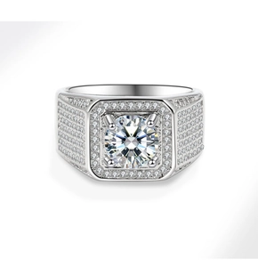 Vue détaillée de la bague en argent avec pierre centrale ronde et zircons pavés étincelants