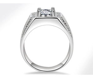 Gros plan d'une bague chevalière en argent avec une pierre carrée et pavage de diamants