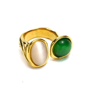 Detail von Bypass-Ring mit weißem Katzenauge und grünem Achat auf goldenem Band