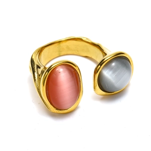 Detailansicht goldener offener Ring mit zwei ovalen Edelsteinen in Rosa und Grau