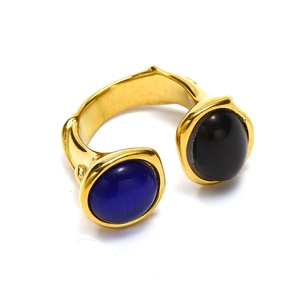 Detail eines goldenen Rings mit großen ovalen blauen und schwarzen Edelsteinen