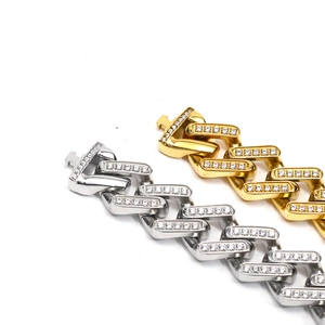 Nahaufnahme von Hip-Hop-Panzerarmband mit Pavé-Diamanten in Gold und Silberfinish