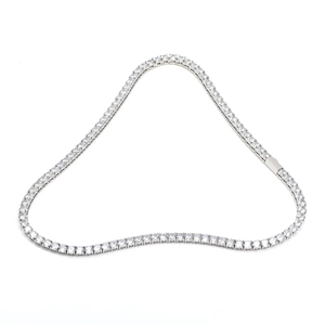Détail du collier tennis argenté avec zircons cubiques ronds en serti à griffes
