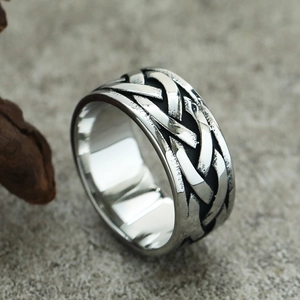 Détail de la gravure de nœud celtique vintage sur une bague viking large en acier