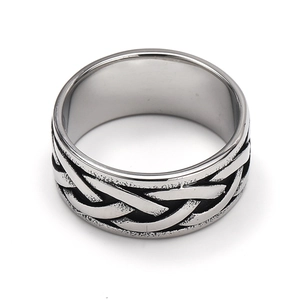 Détail de la texture nœud celtique sur une bague en acier vintage au fini noirci