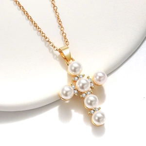 Collana a catena dorata con ciondolo a croce composto da sei perle bianche e cristalli