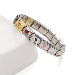 Dettaglio del bracciale italiano con corona Princess e maglie in acciaio inossidabile