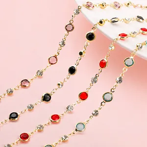 Détail d'une chaîne en cuivre faite main avec strass en verre colorés pour bijoux DIY