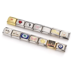 Dettaglio del bracciale componibile con corona Princess e silhouette della città di New York