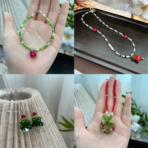 Set de joyas navideñas con collares de cuentas y pendientes con dijes festivos