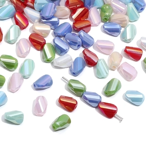 Dettaglio macro di perle di vetro sfaccettate multicolori per gioielli fai-da-te