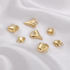 Makroaufnahme von 14K goldgefüllten Herzanhängern für DIY-Schmuckherstellung