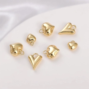 Detaillierte Ansicht der polierten 14K Gold-Herzanhänger für DIY Schmuckherstellung Zubehör