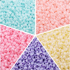 Makroaufnahme von 4mm pastellfarbenen Glasperlen mit Perlglanz für DIY-Schmuckherstellung