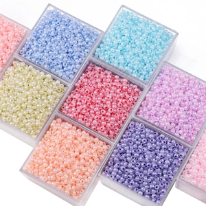 Vue rapprochée de perles crème 4mm macaron dans une boîte de rangement transparente DIY