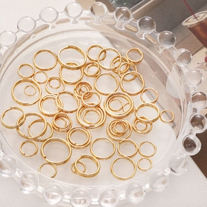 Detaillierte Nahaufnahme verschiedener goldener Metall-Biegeringe auf Glastablett