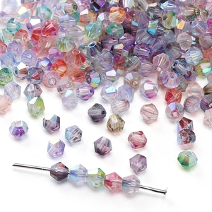 Détail macro de perles en cristal bicone facettées avec revêtement aurore boréale