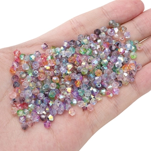 Détail macro de perles bicones en verre aurora pour la création de bijoux DIY