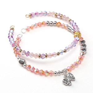 Détail de perles en cristal à facettes avec pendentif noeud argenté pour bijoux DIY