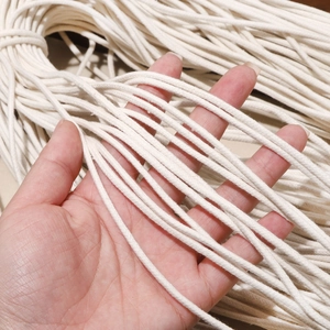 Gros plan sur la corde en coton blanc de 3mm montrant la texture douce pour l'artisanat