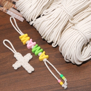 Détail de corde en coton blanc de 3mm avec croix tissée et perles colorées MAMA DIY