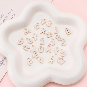 Weiße Emaille Buchstabenanhänger mit Roségoldrand in Keramikschale für DIY Schmuck
