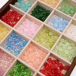 Vista macro de cuentas de flores de trébol de cristal de 10 mm en varios colores para joyas DIY