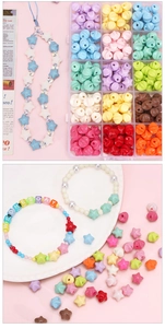 Détails macro de perles étoiles pastel en acrylique dans un organiseur pour bijoux DIY