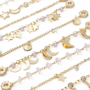 Set di bracciali placcati in oro con ciondoli a stella e conchiglia e perle rosa