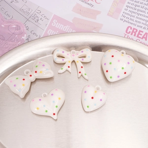 Set di 5 ciondoli in acrilico a pois fiocchi e cuori per creazione di gioielli fai da te