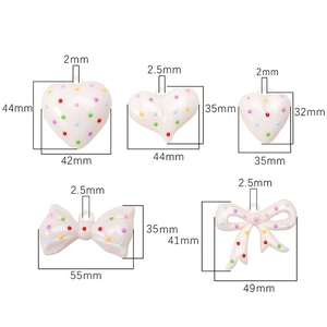 Ciondoli a cuore e fiocco in acrilico a pois colorati con etichette delle taglie