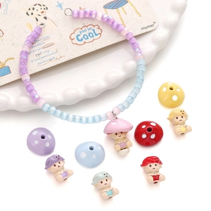 Vue détaillée de perles champignons DIY colorées et breloques en résine pastel