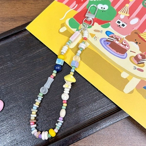 Vue détaillée d'un porte-clés perlé coloré fait main avec une figurine de champignon jaune