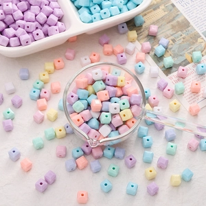 Primer plano de cuentas de cubo acrílicas de 8mm de colores para joyería artesanal