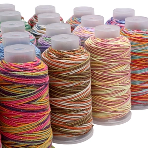 Dettaglio di fili colorati in cotone e oro per gioielli DIY e cordini per telefoni
