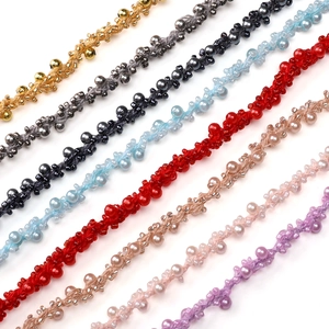 Gros plan détaillé de rubans de dentelle perlée colorés pour bijoux DIY et artisanat