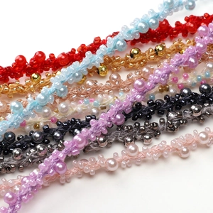 Gros plan de galons perlés faits main en couleurs assorties pour la création de bijoux