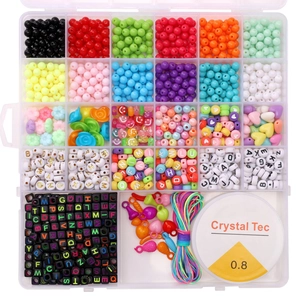 Kit DIY de perles colorées et lettres dans une boîte de 24 cases pour bijoux à main