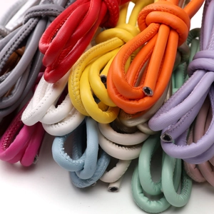 Vue macro de cordons en cuir colorés avec coutures fines pour la création de bijoux DIY