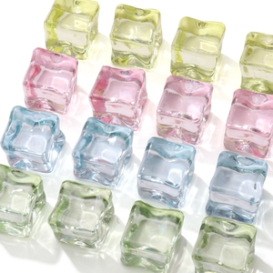 Makroaufnahme von 18mm bunten transparenten Acryl-Eiswürfeln für DIY-Schmuck