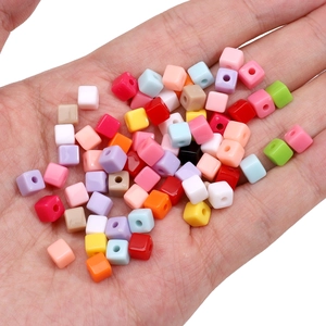 Bunte gemischte Acryl-Würfelperlen für DIY-Schmuckherstellung, in der Hand gehalten