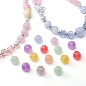 Makroaufnahme von 10-12mm leuchtenden Harzperlen in Macaron-Farben für DIY-Schmuck