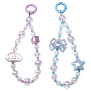 Détail de breloques en acrylique DIY avec perles colorées et motifs mignons
