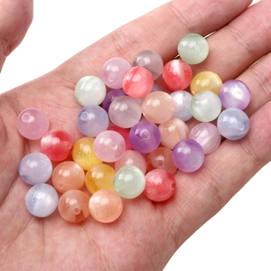 Farbenfrohe 10-12mm transparente Harzperlen mit Glitzer für DIY Armbänder und Halsketten